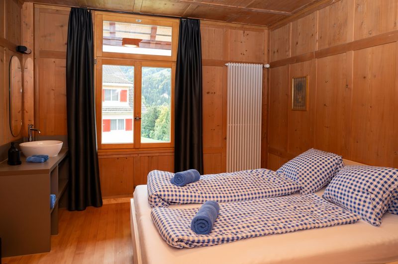 Sanierung des denkmalgeschützten Hotel Kreuz in Romoos – Nachher | Historisches Hotelzimmer | Alle Zimmer wärme- und schalltechnisch saniert | hist. Kassetten wieder montiert | Spültische modernisiert